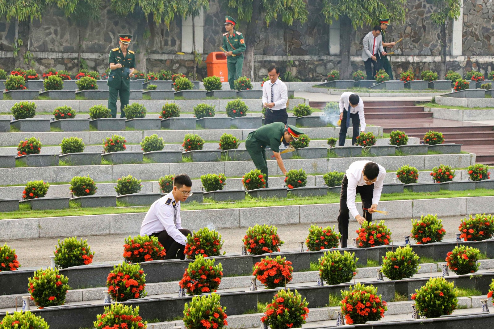 678-  Lãnh đạo tỉnh và các đại biểu thắp hương từng phần mộ liệt sĩ.